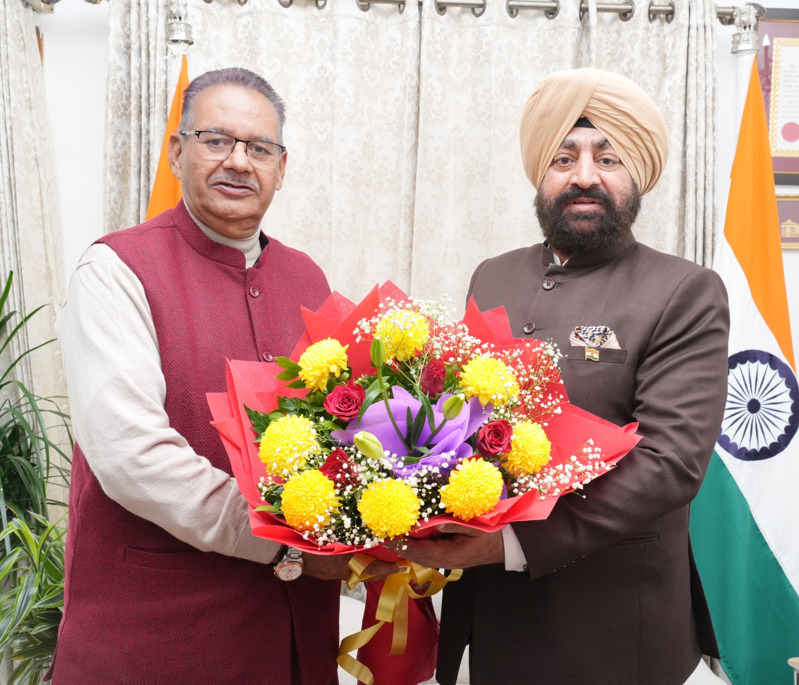 राजभवन का नाम लोक भवन होने पर राज्यपाल को बधाई एवं शुभकामनाएं देते कैबिनेट मंत्री गणेश जोशी।