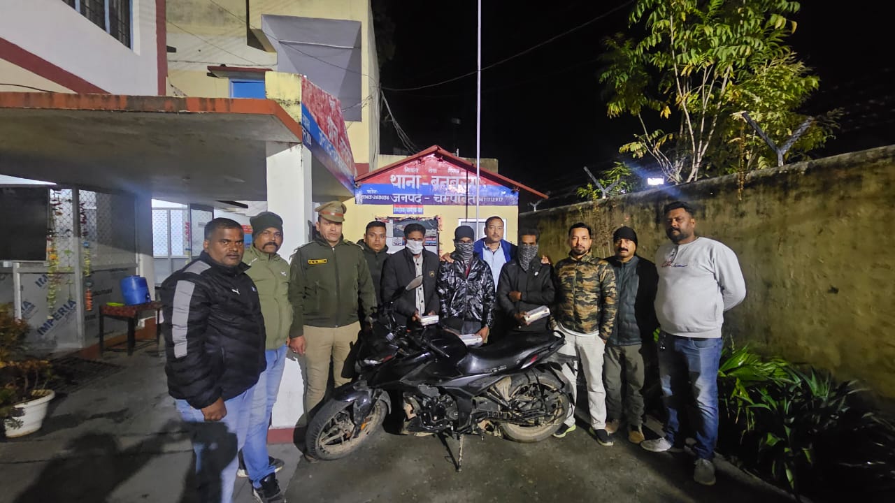 एसटीएफ की बड़ी कार्यवाही’’ इग्स-फ्री देवभूमि अभियान के तहत स्पेशल टास्क फोर्स, एसटीएफ ने अन्तर्राज्यीय तस्करों को भारी मात्रा की ड्रग्स के साथ बनबसा से किया गिरफ्तार,उत्तराखंड की वर्ष 2025 की सबसे बड़ी हेरोइन की खपत बरामद,उत्तराखण्ड से उत्तर प्रदेश तक का नशे का बड़ा नेक्सस एसटीएफ ने किया ध्वस्त। भारी व्यवसायिक मात्रा में मादक पदार्थ की बरामदगी,उत्तराखंड के अलावा नेपाल में सप्लाई होनी थी नशे की बड़ी खेप’’ जनपद चम्पावत के बनबसा क्षेत्र से करीब 800 ग्राम हेरोइन की बड़ी बरामदगी, जिसकी अनुमानित अन्तर्राष्ट्रीय कीमत 2 करोड 40 लाख रुपये है,03 अन्तर्राज्यीय तस्करों को एसटीएफ ने SOG चम्पावत और थाना बनबसा पुलिस के साथ ज्वाइंट ऑप्रेशन में किया गिरफ्तार।। पकड़े गये तस्करों में से एक के विरुद्ध उ0प्र0 के लखीमपुरी जनपद में कई अभियोग पंजीकृत हैं।