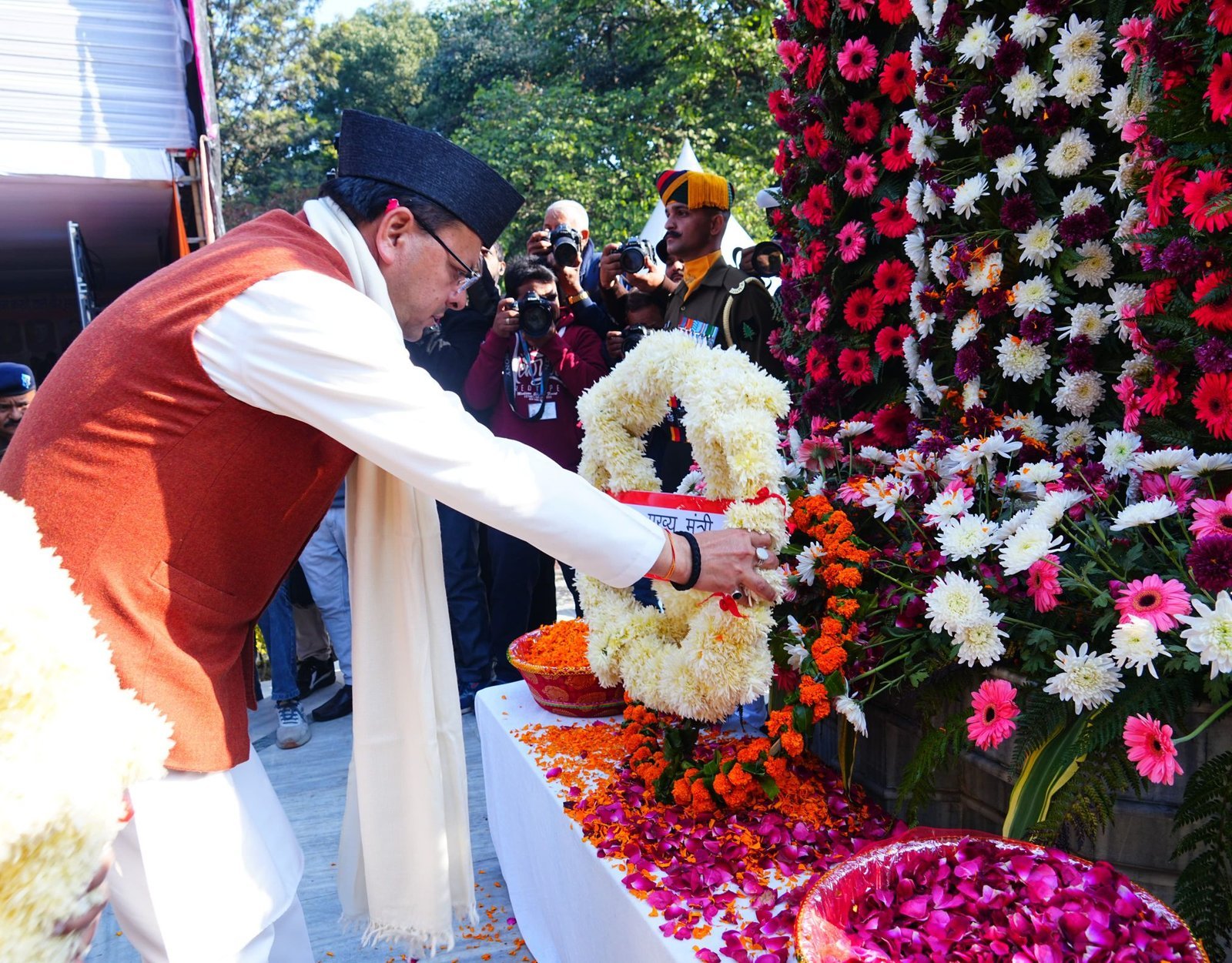 मुख्यमंत्री ने विजय दिवस पर शहीद स्मारक में पुष्पचक्र अर्पित कर वीर बलिदानियों को दी श्रद्धांजलि,भारतीय सेना के शौर्य, त्याग और अटूट राष्ट्रनिष्ठा की गौरवगाथा का दिन है विजय दिवस