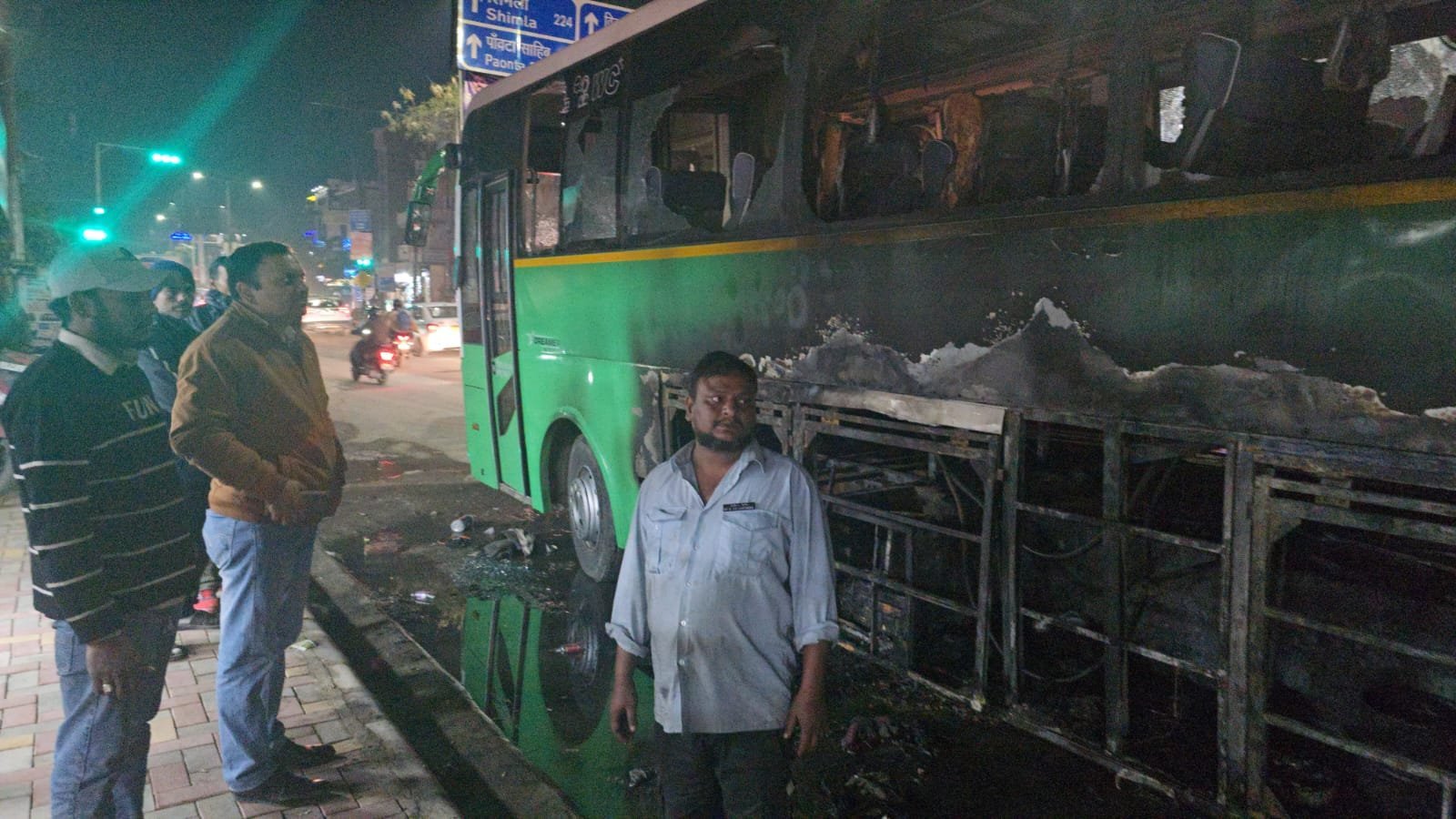 देहरादून: चलती बस में लगी भीषण आग, चालक की सूझबूझ से बची तमिलनाडु के छात्रों की जान