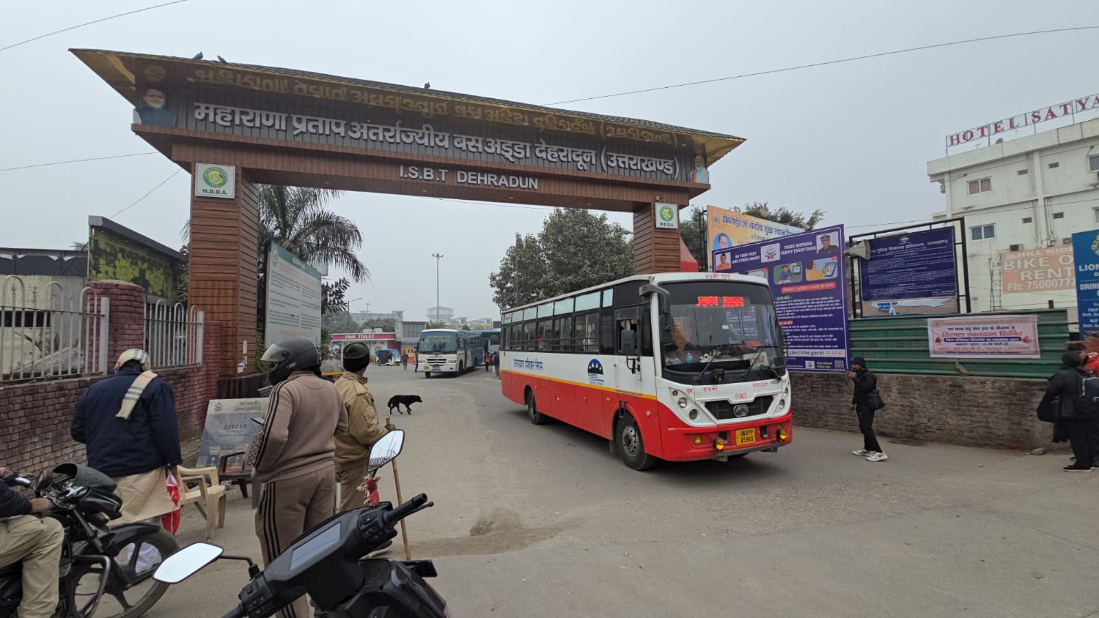 डीएम की सख्ती से वर्षों बाद खुला देहरादून आईएसबीटी का निकासी गेट