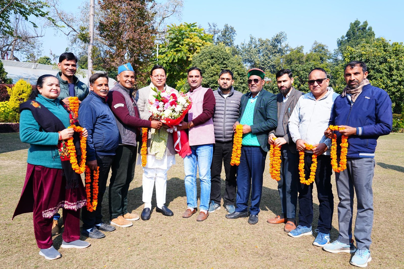 सीएम आवास पहुंचे उपनल कर्मचारी संघ के पदाधिकारी, कैबिनेट के निर्णय का स्वागत कर मुख्यमंत्री को दिया धन्यवाद