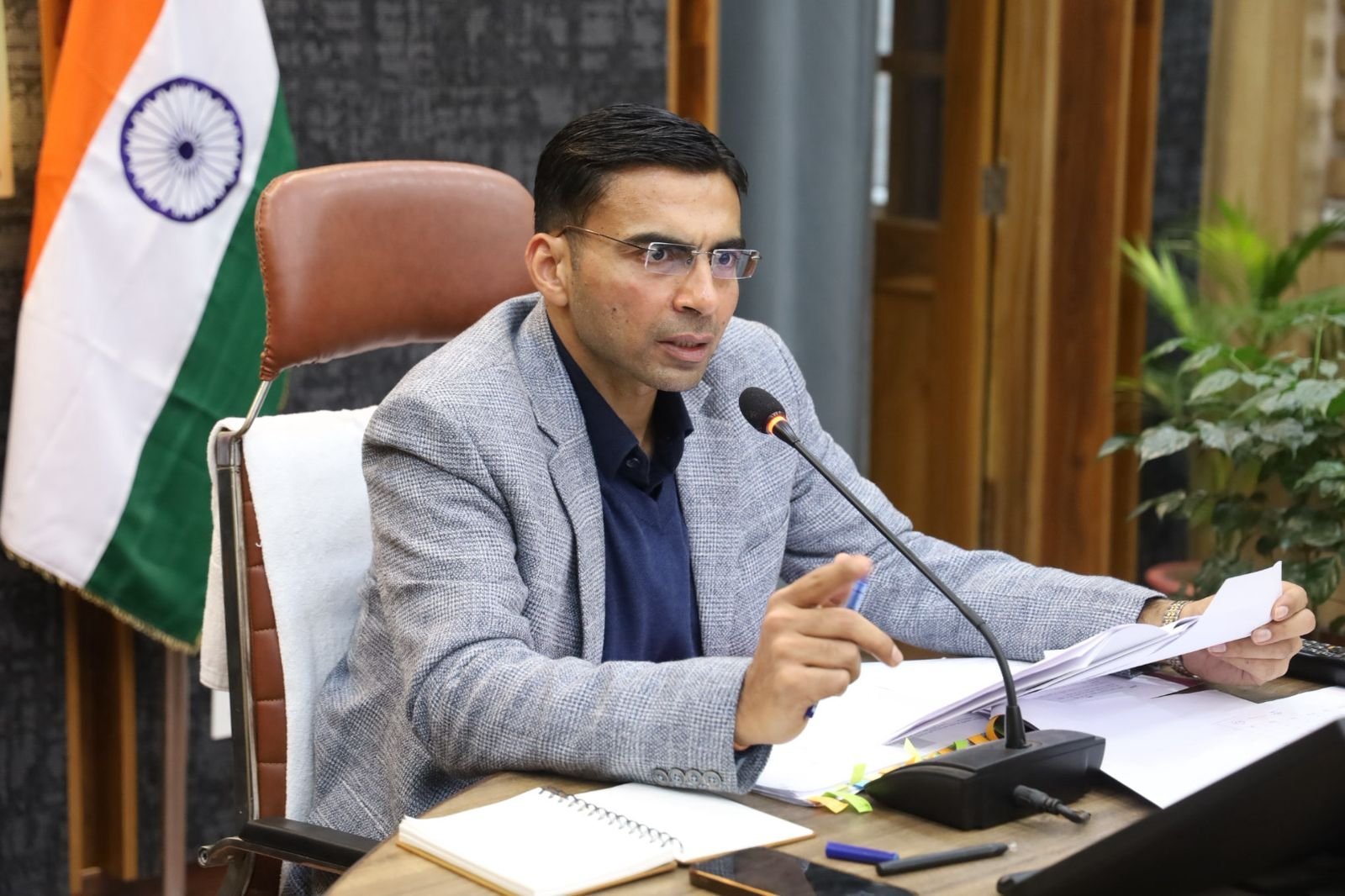 देहरादून: लंबित राजस्व वादों पर डीएम सविन बंसल सख्त, अधिकारियों की जवाबदेही तय