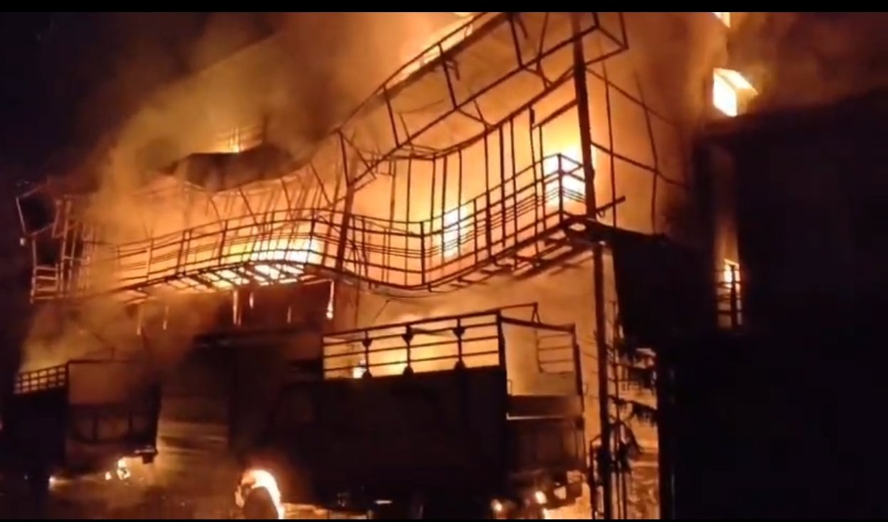 रुद्रप्रयाग: गबनी गांव में भीषण अग्निकांड, तीन मंजिला गोदाम जलकर राख; 4 करोड़ का नुकसान