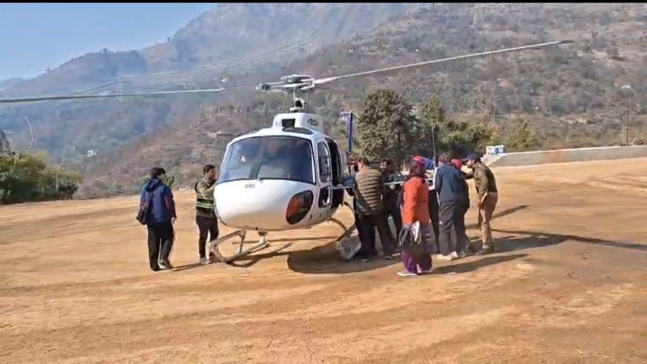 रुद्रप्रयाग: स्कूल में कार्य के दौरान शिक्षक को आया ब्रेन स्ट्रोक, जिलाधिकारी की तत्परता से एयर लिफ्ट कर पहुँचाया एम्स