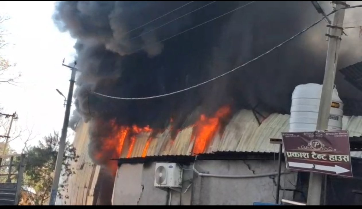 हरिद्वार:बैरागी कैंप स्थित प्रकाश टेंट हाउस के गोदाम में लगी भीषण आग, लाखों का सामान राख