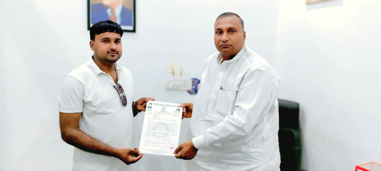 समाजसेवी फैजान अंसारी ने विधायक मोहम्मद शहजाद को सड़क पुनर्निर्माण की मांग को लेकर सौंपा ज्ञापन