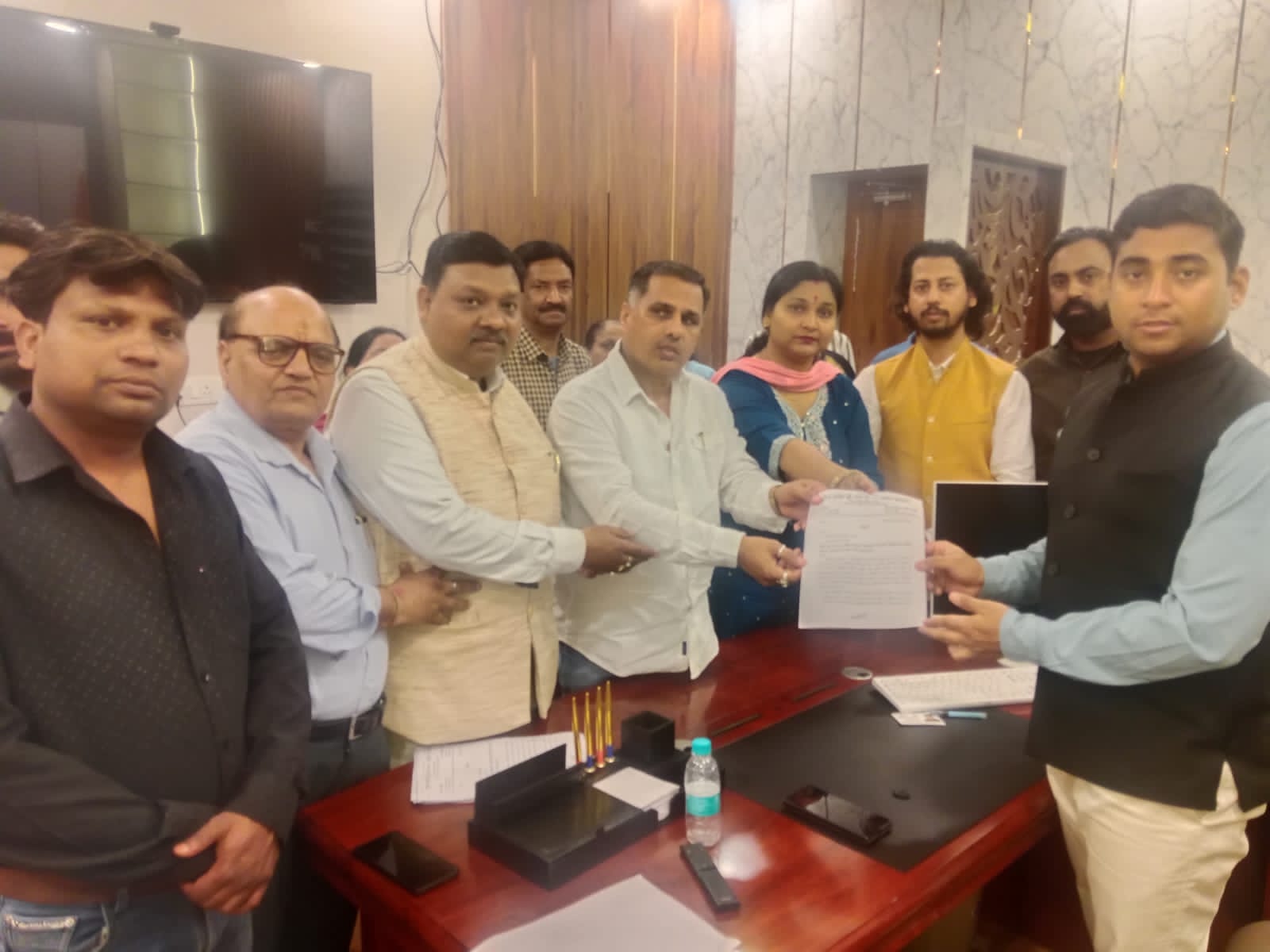 सफाई सड़क नाली रोड लाइट की समस्याओं को लेकर नगर निगम में पहुंचकर कांग्रेसियों ने सौंपा ज्ञापन