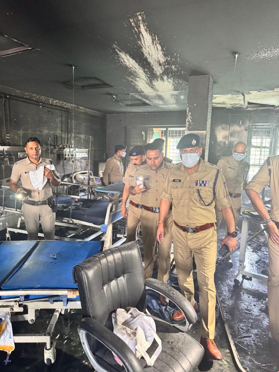देहरादून में बड़ा हादसा: अस्पताल के ICU में AC ब्लास्ट, धुएं के बीच देवदूत बनी पुलिस; 1 बुजुर्ग महिला की मौत, कई घायल