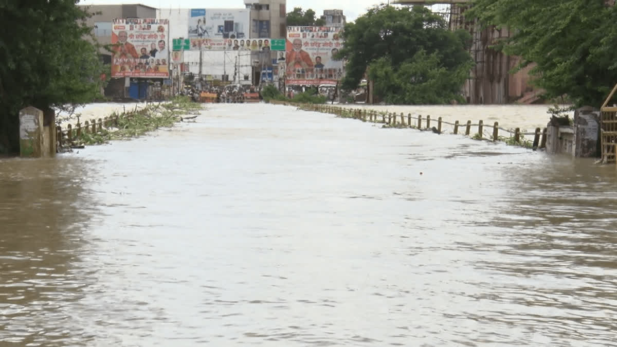 छत्तीसगढ़ में भारी बारिश का असर: खारून नदी उफान पर, रायपुर-दुर्ग मार्ग बंद