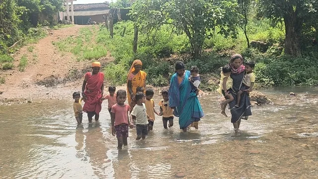 छत्तीसगढ़: स्कूल और आंगनबाड़ी जाने के लिए नाला पार करने को मजबूर हैं बच्चे