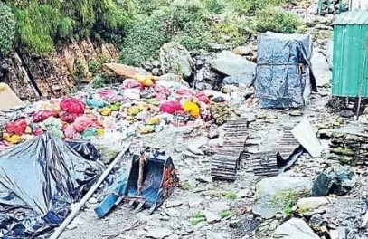 यमुनोत्री धाम में यमुना तट पर अब तक नहीं हटाए गए कूड़े के कट्टे, प्रशासनिक आदेश बेअसर