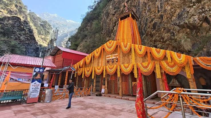 यमुनोत्री धाम में रिकॉर्ड आय और श्रद्धालुओं की आमद, लेकिन सुविधाएं बढ़ाने की उठी मांग