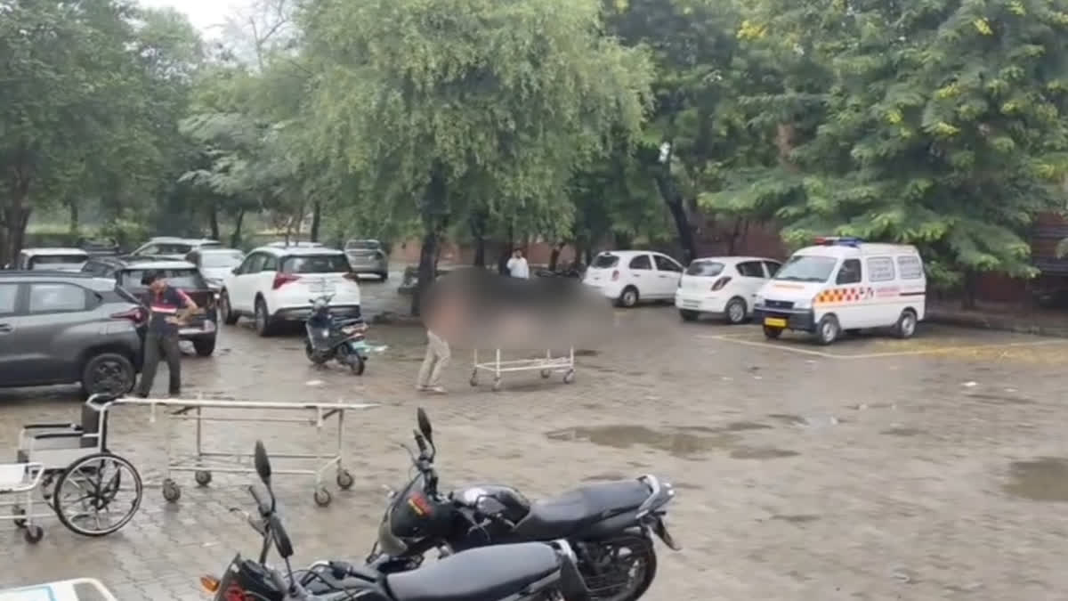 हरियाणा के करनाल में बस और बाइक की टक्कर, अस्पताल में दोस्त का शव स्ट्रेचर पर ले जाने की कोशिश