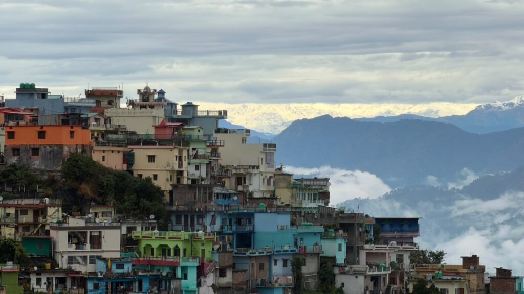 उत्तराखंड के पौड़ी में बारिश के बाद साफ हुआ मौसम, हिमालयी चोटियों के मनमोहक दीदार