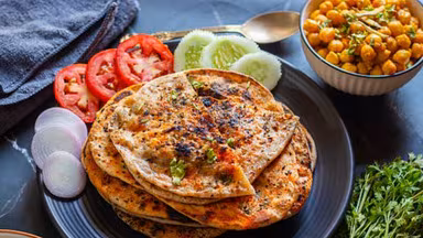 घर पर आसानी से बनाएं स्वादिष्ट अचारी छोले पराठे, जानिए आसान रेसिपी