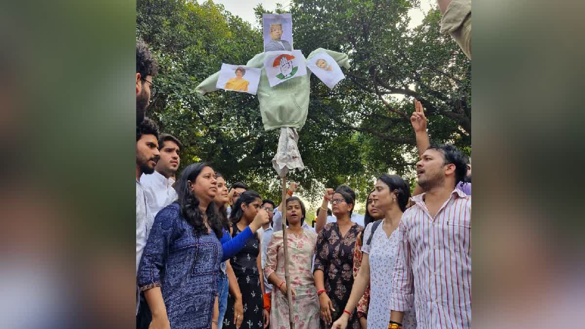 जेएनयू में कांग्रेस सांसद के खिलाफ यौन उत्पीड़न के आरोपों पर जोरदार प्रदर्शन