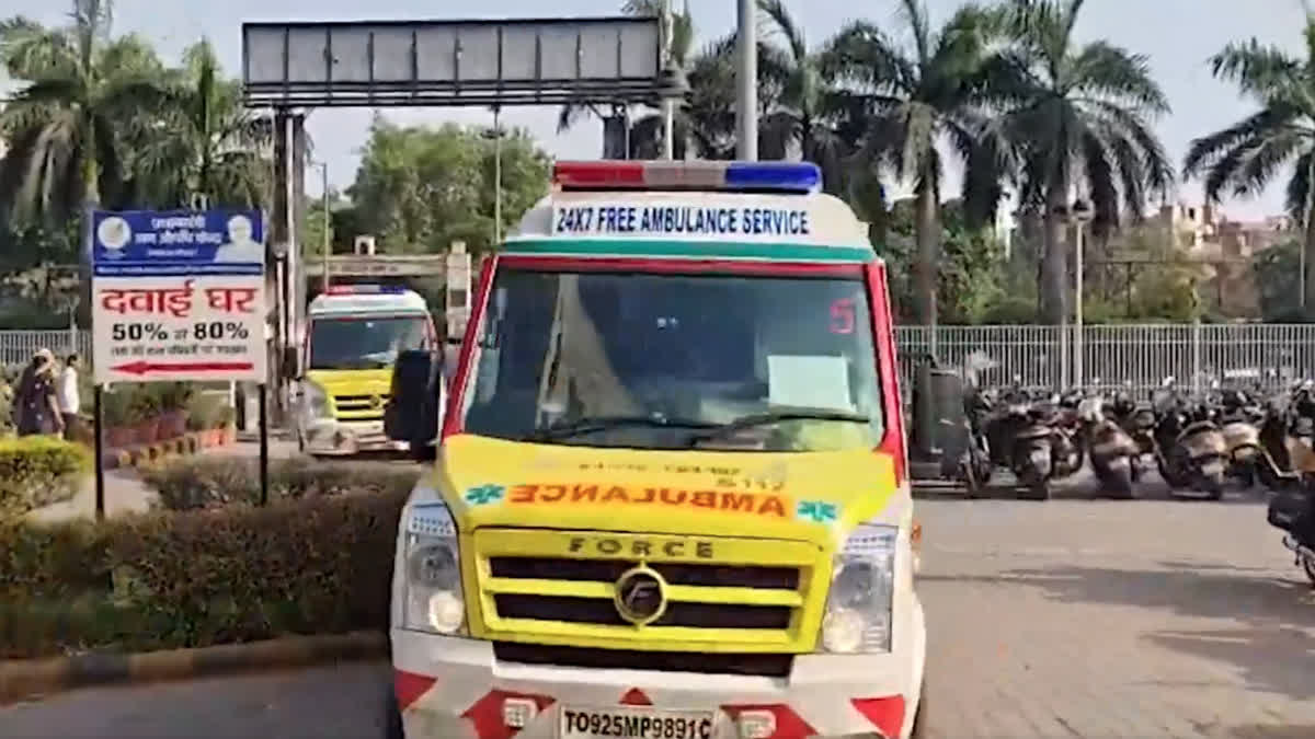 दिल्ली के सीमापुरी इलाके में इमारत का हिस्सा ढहा, मलबे में लोगों के फंसे होने की आशंका