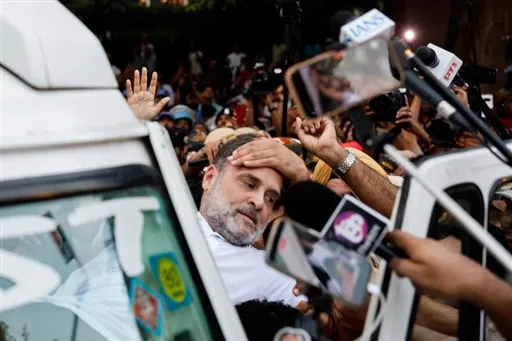 दिल्ली के जंतर-मंतर पर INDI गठबंधन का प्रदर्शन, राहुल गांधी और प्रियंका गांधी हिरासत में