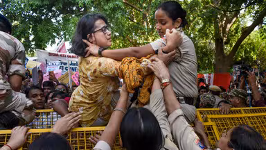 दिल्ली प्रोटेस्ट में हिरासत में लिए जाने पर भड़कीं आइसा अध्यक्ष नेहा बोरा