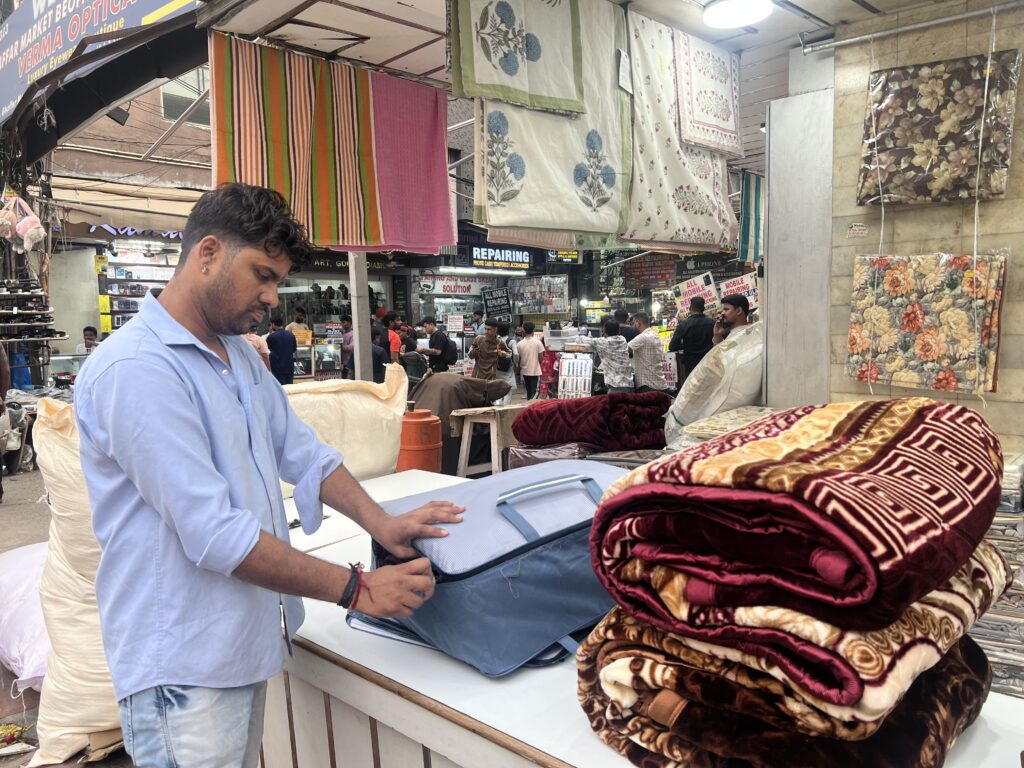 दिल्ली में प्रदर्शनों के कारण त्योहारी खरीदारी पर असर, व्यापारियों को भारी नुकसान