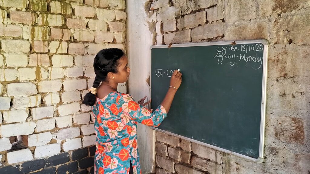 पश्चिम बंगाल: आदिवासी महिला ने स्कूल खोलकर बच्चों को शिक्षा से जोड़ा