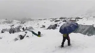 पहाड़ी इलाकों में ताजा बर्फबारी और मैदानी राज्यों में बारिश से बढ़ी ठंड, जानें मौसम का हाल