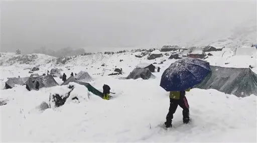 पहाड़ी इलाकों में ताजा बर्फबारी और मैदानी राज्यों में बारिश से बढ़ी ठंड, जानें मौसम का हाल