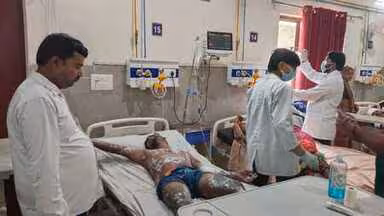 पीलीभीत में रसोई गैस सिलेंडर लीक होने से लगी आग, एक ही परिवार के तीन सदस्य झुलसे और सामान खाक