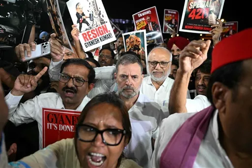 विपक्ष का राष्ट्रपति भवन तक मार्च, मुख्य चुनाव आयुक्त के इस्तीफे की मांग