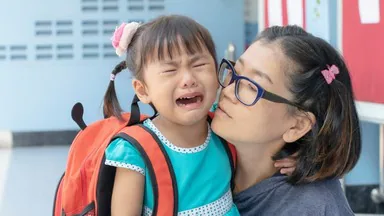 स्कूल जाते समय रोता है बच्चा? जानें इसके मुख्य कारण और संभालने के उपाय