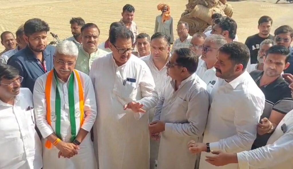 हरियाणा के यमुनानगर में धान खरीद में देरी से नाराज किसानों ने जाम किया हाईवे